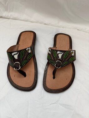 Anay Pe Hand-Tooled Calla Lily Genuine Leather Thong Sandals